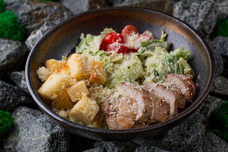 Салат цезарь с креветками