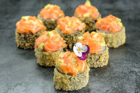 Жареный с шапкой из лосося, соусом спайси и авокадо