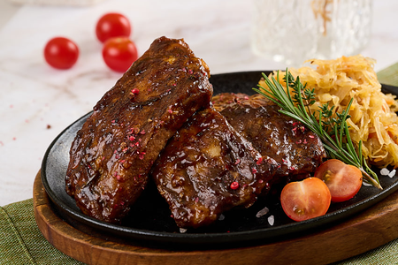 Свиные ребрышки BBQ с тушеной капустой и беконом