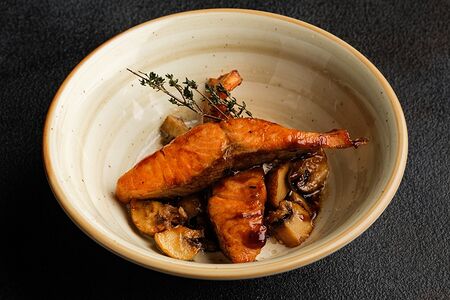 Лосось с шампиньонами