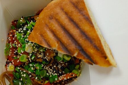 Соба гречневая лапша с курицей в кисло-сладком соусе