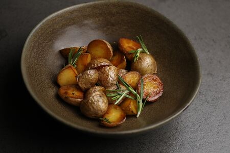 Молодой картофель с чесноком и розмарином