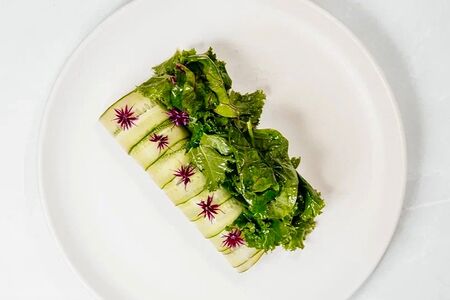 Салат-ролл из огурца с креветками