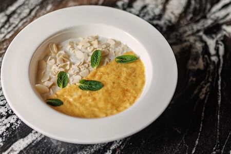 Рисовая каша с манго и миндалем