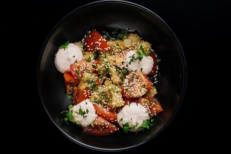 Салат с баклажаном и томатами