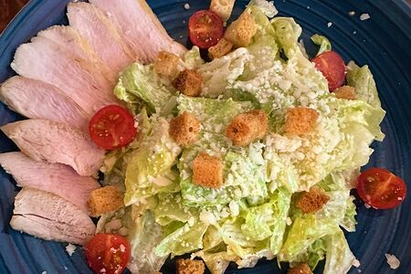 Салат Цезарь с курицей