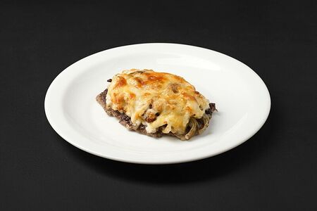 Говядина с опятами и луком запеченная