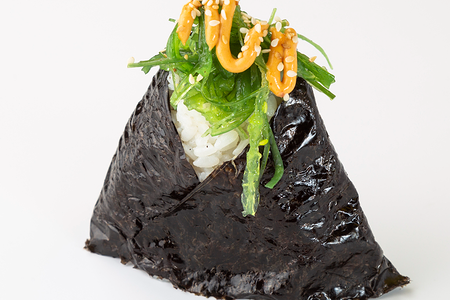 Онигири с тунцом татаки и капустой кимчи