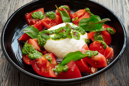 Буррата с сезонными томатами и грузинским песто