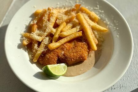 Цыпленок френч фрай с картофелем фри и соусом черный перец