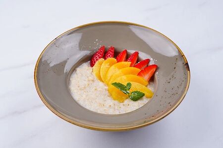 Каша овсяная с персиками и грушей