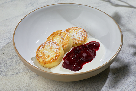 Творожные сырники со сметаной и ягодным соусом (клубника, черника)