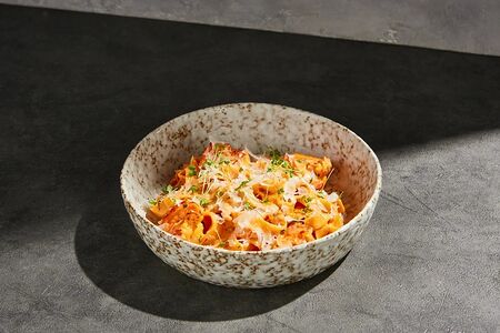 Паста с креветками в сливочно-томатном соусе 