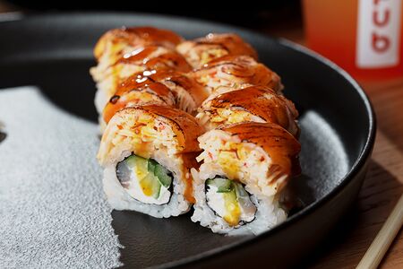Ролл снежный краб с лососем в соусе Манго-чили