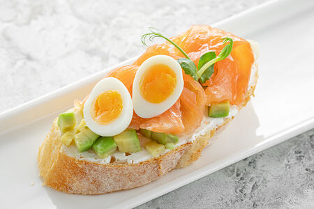 Брускетта с лососем и авокадо