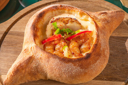 Хачапури с креветкой с соусом Том ям 