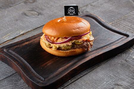 Чизбургер с говяжьими щечками