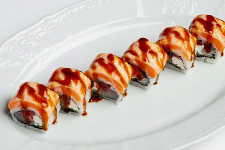 Опаленный лосось, гребешок, клубника 