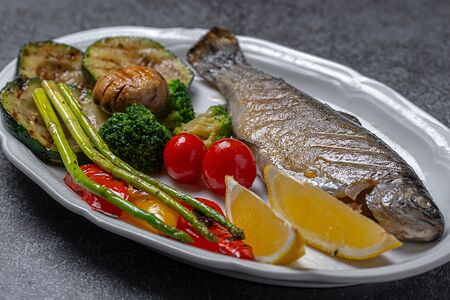 Форель с овощами