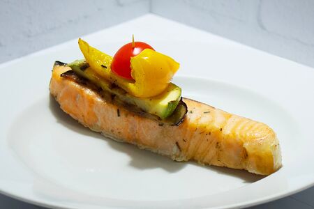 Стейк из семги с овощами на гриле