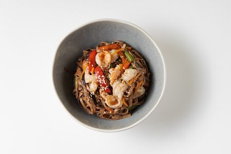 Креветки с гречневой лапшой