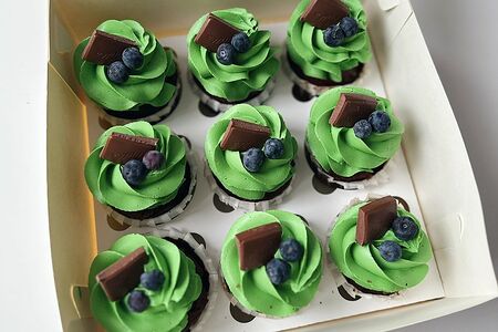 Капкейки красный бархат на 23 февраля