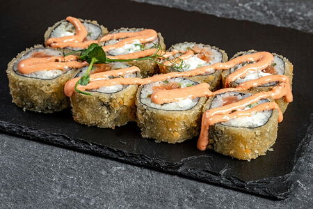 Тёплый ролл с острым лососем