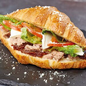 Круассан с тунцом