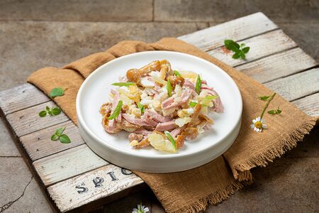 Салат с опятами