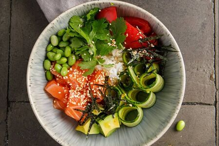 Поке с лососем и манго