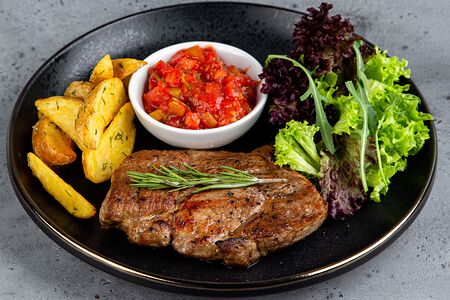 Стейк из свинины с соусом сальса