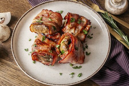 Шампиньоны в беконе