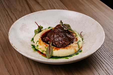 Телячьи щечки с картофельным пюре