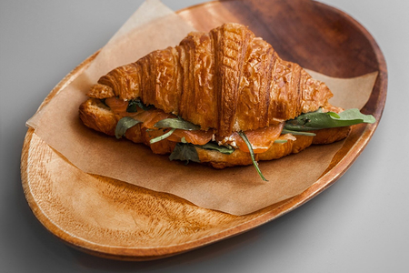 Круассан с лососем