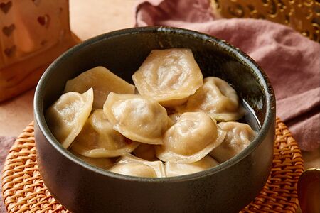 Пельмени с бараниной с чесночным соусом