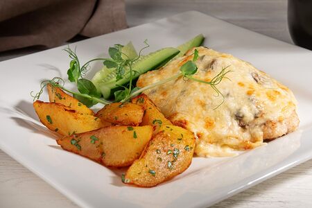 Куриное филе по-купечески с картофельными дольками 