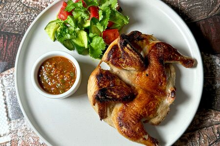 Цыплёнок табака со свежими овощами и томатным соусом