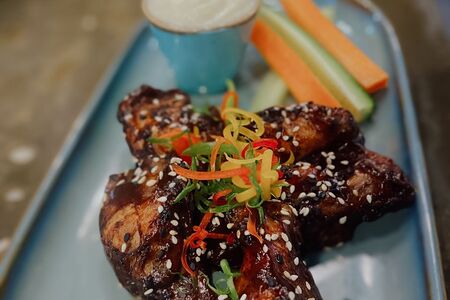 Куриные крылья в соусе шрирача