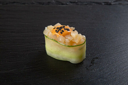 Гребешок спайс в огурце суши