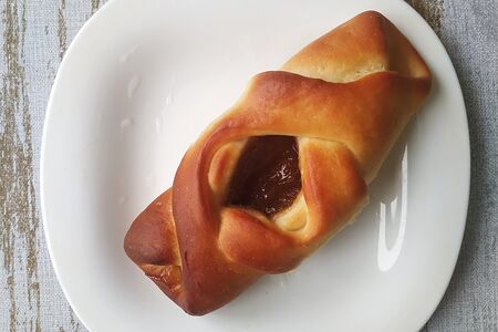 Пирожок с повидлом