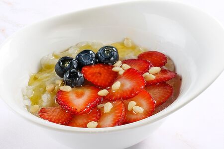 Овсяная каша с голубикой клубникой