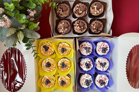 Комбо-набор ванильных, морковных и шоколадных капкейков