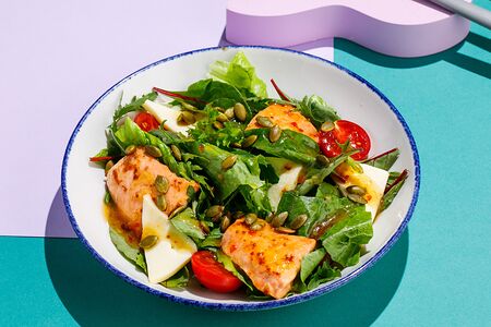 Теплый салат с лососем