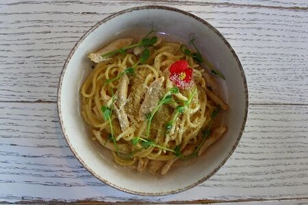 Паста с курицей и соусом песто