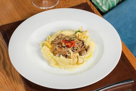 Бефстроганов из телятины с картофельным кремом и белыми грибами