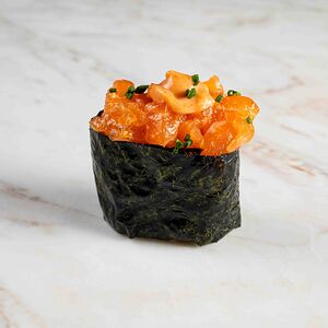 Острые суши с лососем и зеленым луком