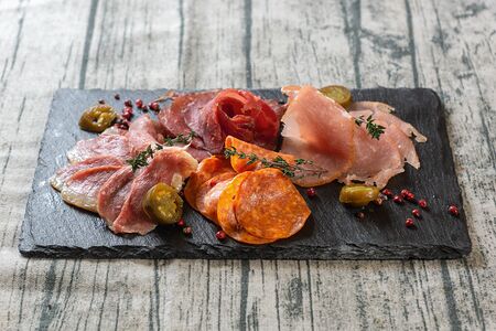 Ассорти сыровяленых деликатесов