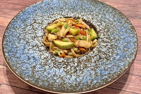 Удон с курицей и овощами