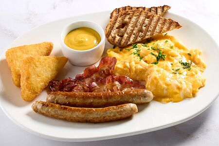 Омлет с колбасками из филе индейки и хашбрауном