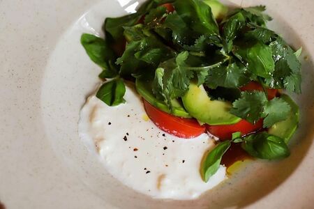 Салат из розовых томатов и авокадо со страчателлой